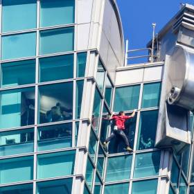 Alex Honnold na szczycie Taipei 101 – spektakularna wspinaczka bez zabezpieczeń