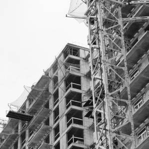 Wszedł na teren budowy i wspiął się na dźwig, po czym spadł. Nie żyje