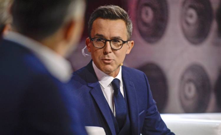 Maciej Kurzajewski pozował do zdjęcia bez charakterystycznego dodatku. Jak dziennikarz wygląda bez okularów? 