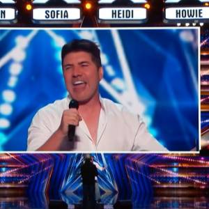 Simon Cowell zaśpiewał romantyczną balladę w "Mam Talent"?! Wszyscy w szoku! Jak do tego doszło? [WIDEO]