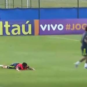 Neymar pokonany na boisku przez 19-latka. Szokująca reakcja piłkarza! [WIDEO]