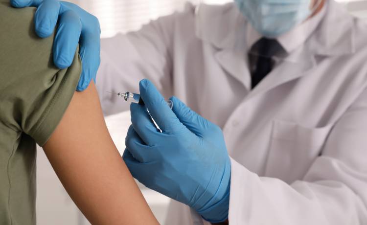 W ciągu jednego dnia przyjął 10 dawek szczepionki przeciw COVID-19. Powód szokuje