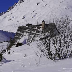 Tatrzańskie schronisko odcięte od świata. Kolejne ostrzeżenia IMGW