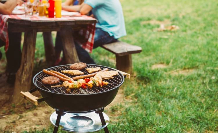 Idelne kiełbaski na majówkę! Wypróbuj chrupiący przepis! 