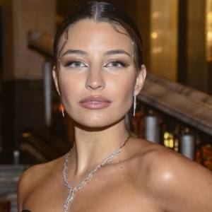 Julia Wieniawa w kobiecej stylizacji. Tak pozowała do zdjęć! Oryginalny strój podkreślił wszystkie jej atuty 