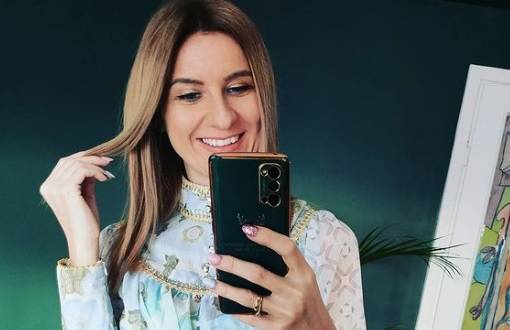 Jedna z uczestniczek programu: "Rolnik szuka żony" wystylizowana na anioła. Na pierwszym planie: ciążowy brzuch! [ZDJĘCIE]