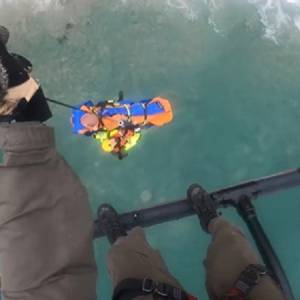 Samochód runął do oceanu. Nagranie z akcji ratunkowej obiegło sieć! [WIDEO]