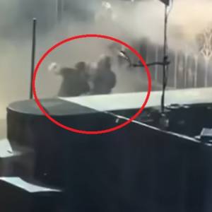 Incydent na koncercie "Iron Maiden". Bruce Dickinson wyrzucił fana ze sceny [WIDEO]