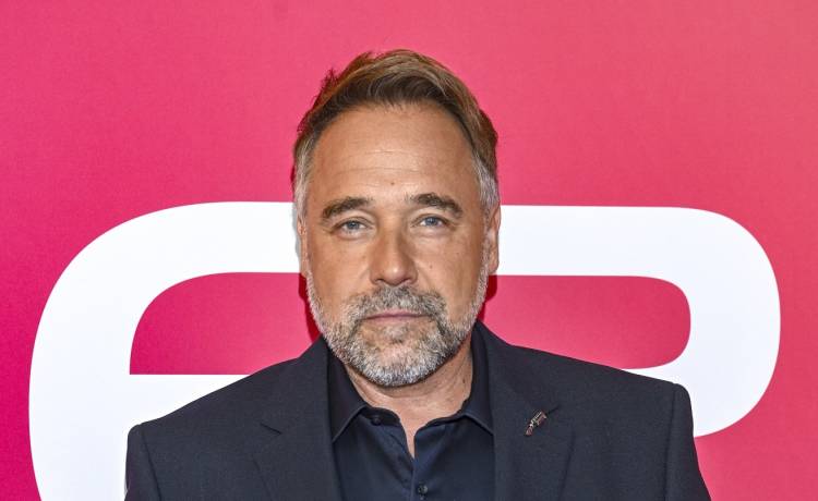 Łukasz Nowicki jako prowadzący „Postaw na milion”. Fot. AKPA