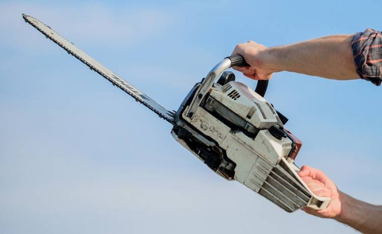 Scena jak z horroru na parkingu w Mławie! Zaatakował znajomego piłą łańcuchową i uciekł. Dlaczego?