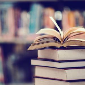 Takiej jeszcze nie widzieliście! Niezwykła choinka w Bibliotece Uniwersytetu Warmińsko-Mazurskiego