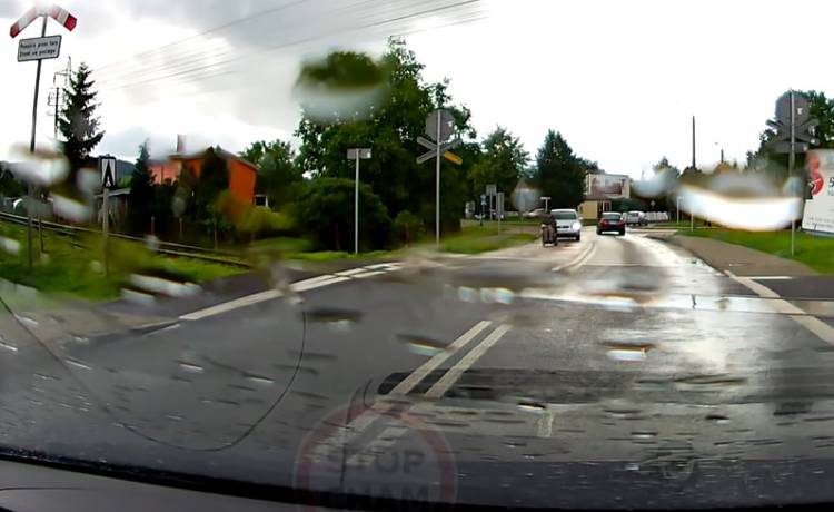 Mężczyzna na wózku zignorował znak "STOP". Pociąg nie zdążył wyhamować przed przejazdem kolejowym... [WIDEO]