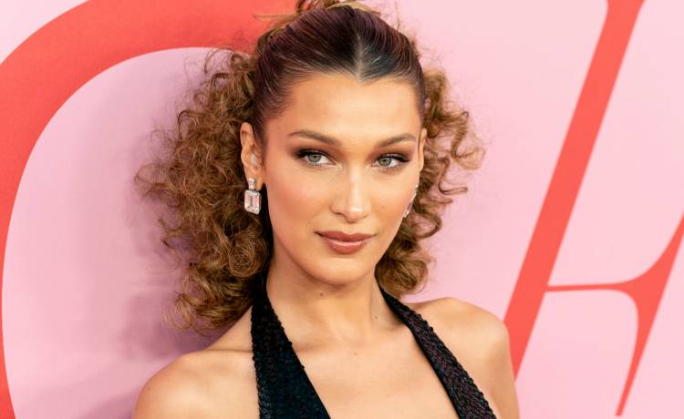 Bella Hadid eksponuje biust w miniaturowym bikini. Gwiazda pokazała gorące kadry z sesji zdjęciowej na pustyni! [ZDJĘCIA]