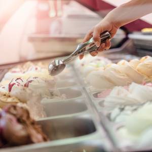 Mężczyzna w różowej sukience okradł miejscową lodziarnię. Kielczanie zgłaszają kolejne kradzieże dokonane przez złodzieja