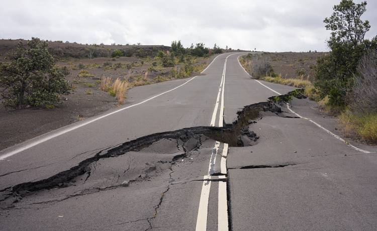 Przeżyły horror. Jechały samochodem, gdy ich pojazd wciągnął głęboki lej [WIDEO]