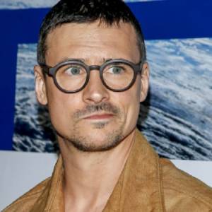 Mateusz Damięcki przypadkiem rozpętał awanturę na planie. Mogło skończyć się odgryzionym nosem!